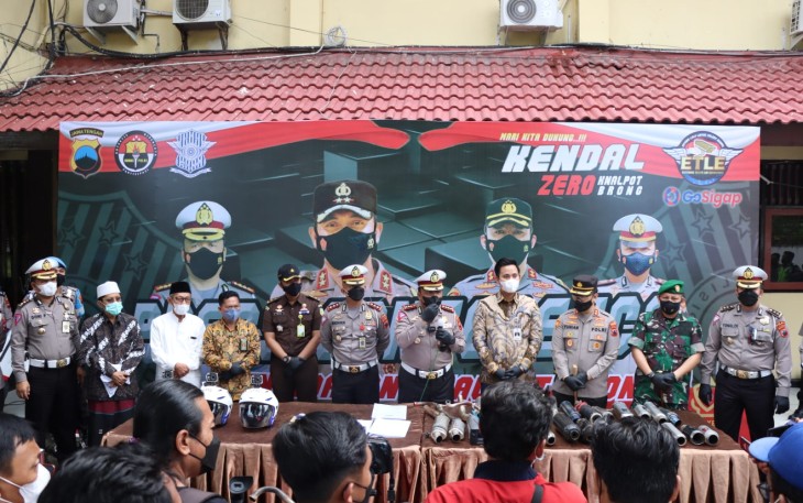 Pemusnahan ratusan knalpot brong, secara simbolis oleh Dirlantas Polda Jateng dan Bupati Kendal beserta Forkopimda