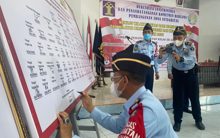 Penandatanganan komitmen bersama pembangunan Zona Integritas, oleh Petugas LP dan Rumah Penyimpanan Benda Sitaan Negara Kelas II B Arga Makmur, Bengkulu