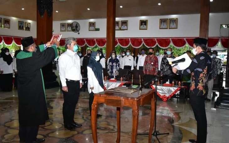 Wabup Trenggalek, Syah Muhamad Natanegara, saat melantik dan mengambil sumpah tenaga PPPK Kabupaten Trenggalek, di Pendopo Manggala Praja Nugraha, Jumat (28/1/2022) (Foto : Hardi Rangga, klikwarta.com)