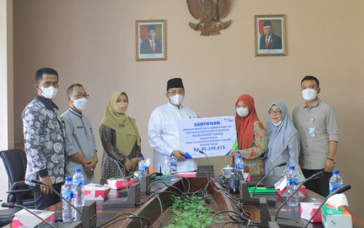 Penyerahan santunan dari BPJS Ketenagakerjaan kepada istri almarhum Richa Afandy, oleh Bupati Pasaman