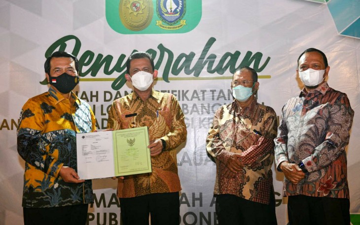 Penyerahan sertifikat tanah pembangunan gedung PTA dan PT, oleh Gubernur Kepri kepada Ketua MA RI