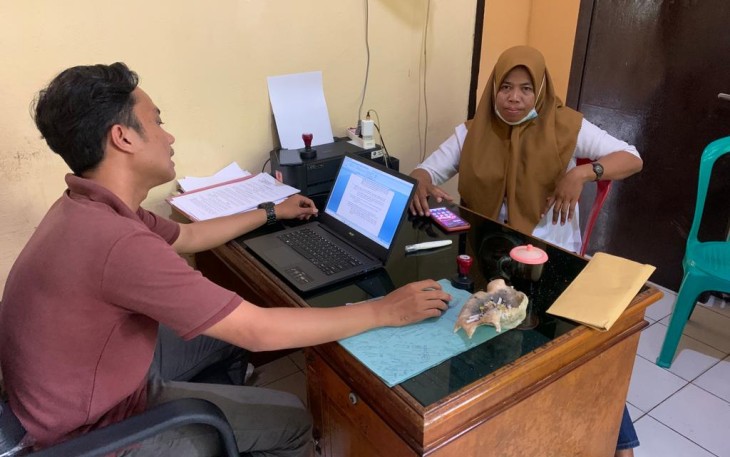 Rizky Anggun saat mendatangi Polsek Pino Polda Bengkulu, Sabtu (29/1/2022) 