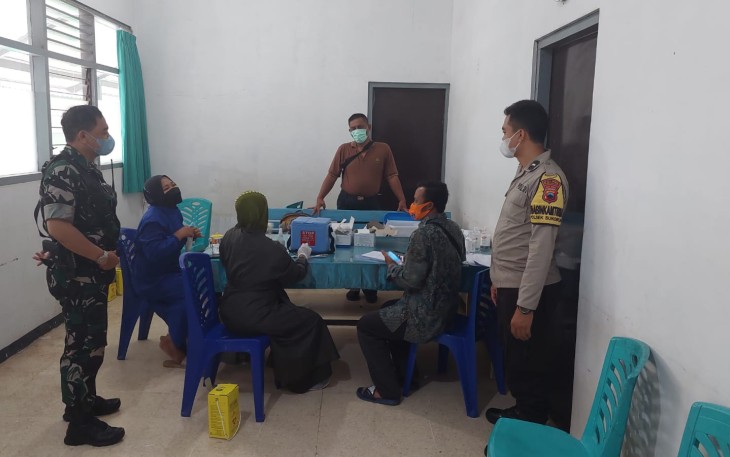 Kapolsek Sukorejo, AKP Sugeng, turun langsung pantau jalannya giat Vaksinasi