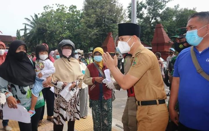 Bupati Trenggalek, Mochammad Nur Arifin, saat meninjau operasi pasar bersama jajaran forkopimda, Senin (31/1/2022) (Foto : Hardi Rangga, klikwarta.com)
