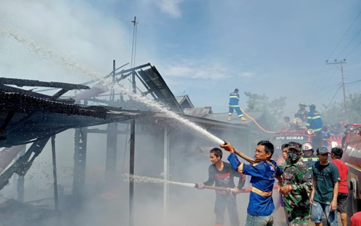 Babinsa ikut serta padamkan kebakaran