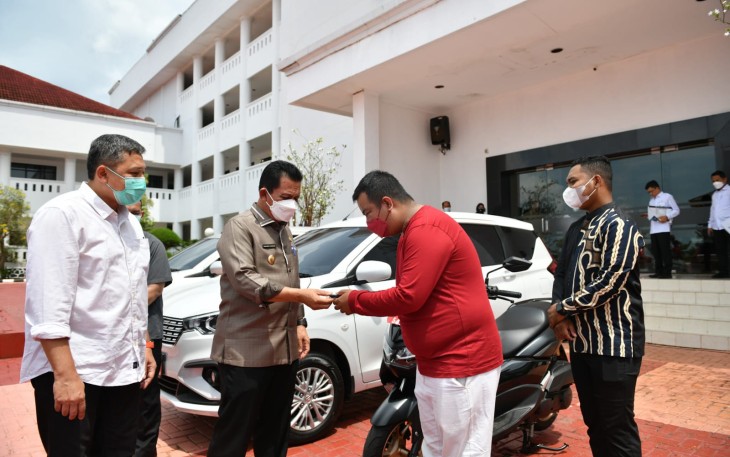 Penyerahan kendaraan operasional oleh Gubernur Kepri