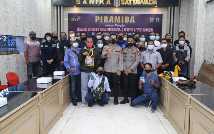 Foto bersama Kapolres Tulungagung usai acara Ngopi Bareng Media