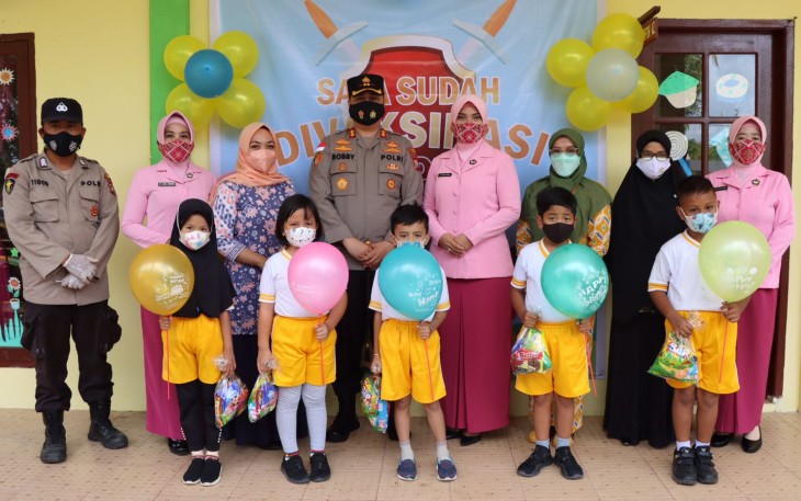 Foto bersama Kapolres beserta rombongan saat meninjau vaksinasi anak TK Kemala Bhayangkari 10 Cabang Lingga  