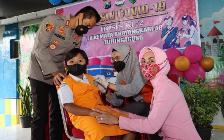 Kapolres Tulungagung AKBP Handono Subiakto memberikan semangat kepada anak peserta vaksin
