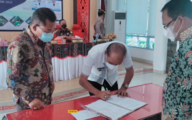 Wakil Bupati Samosir saat menandatangani hasil forum