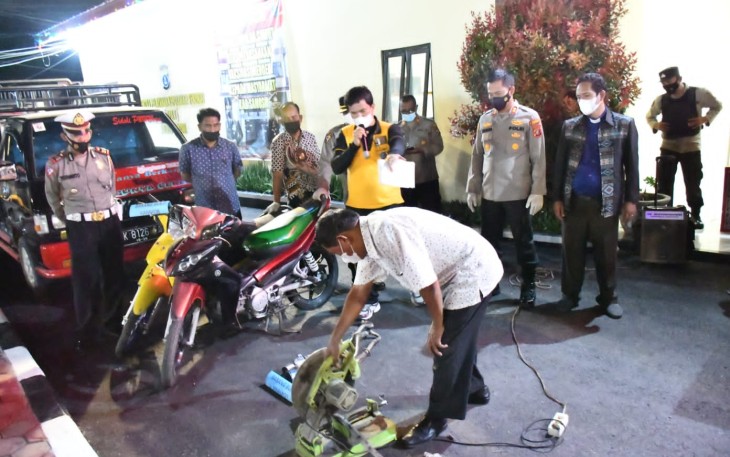 Pemusnahan knalpot brong di halaman Mapolres Samosir