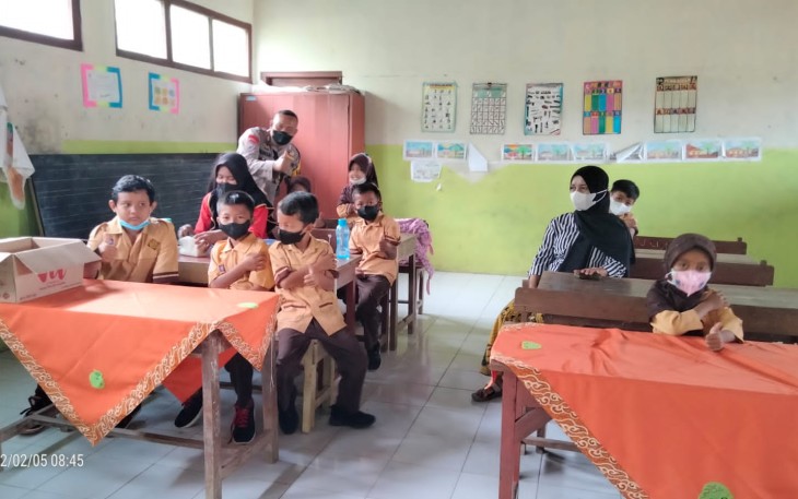 Kapolsek Kangkung saat menghadiri vaksinasi dosis dua bagi anak usia 6-11 tahun, di SD Negeri 02 Kadilangu
