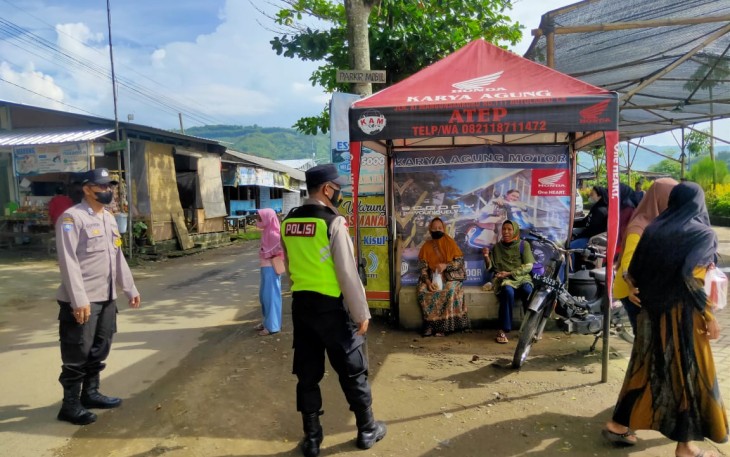 Anggota Polsek Campurdarat Polres Tulungagung, saat Pamor Keris di gunung Budeg  