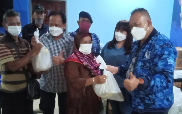 Ketua LO DPD Demokrat Jatim demisioner, dr Agung Mulyono, saat melayani masyarakat