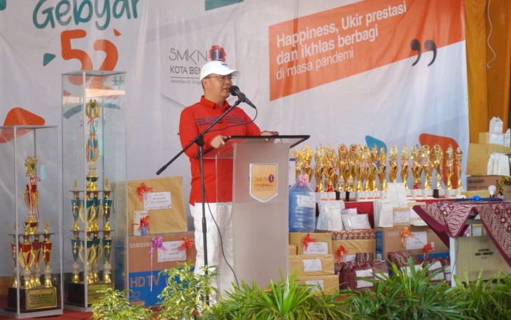 Gubernur Rohidin saat berkunjung ke SMKN 1 Kota Bengkulu, Minggu (6/2/2022)
