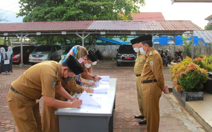 Penandatanganan Perjanjian Kinerja Pejabat Administrator Dinas PMD Provinsi Bengkulu, Senin (7/2/2022)