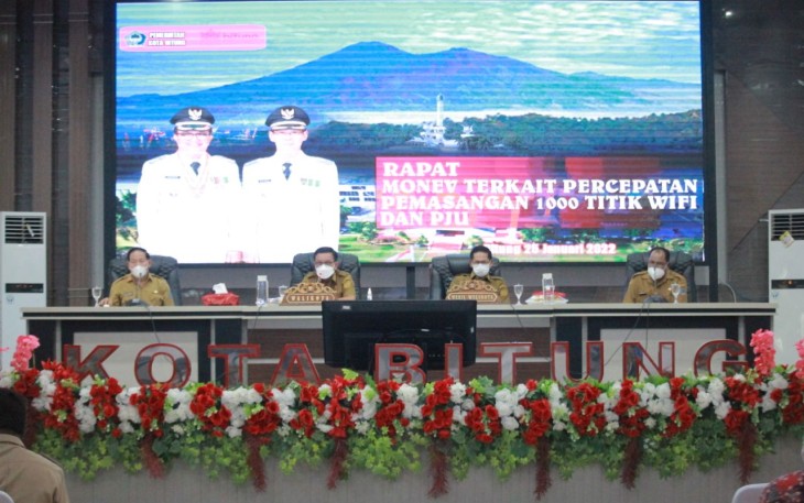 Wali Kota Bitung saat memimpin rapat monitoring dan evaluasi terkait pemasangan 1.000 titik Wifi dan PJU