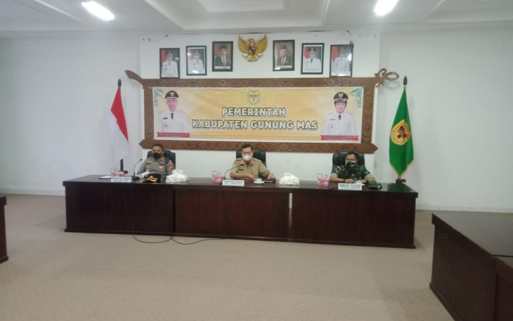 Pabung Gumas Kodim 1016/Palangka Raya Mayor Inf Idham Khalid, S.Ag, bersama unsur Forkopimda Kabupaten Gunung Mas menghadiri Vicon bersama Presiden RI