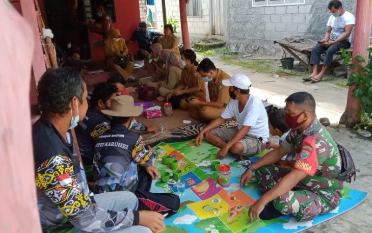 Sertu Dahniar bersama Lurah Tumbang Tahai dan Dinas Perikanan sambangi para kelompok nelayan