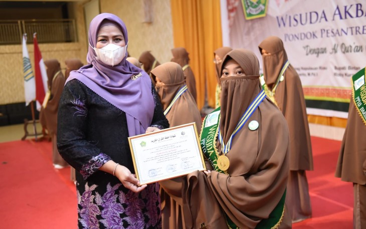 Penyerahan sertifikat wisuda tahfiz Al-Qura'n kepada para Santri, oleh Ketua TP PKK Kepri