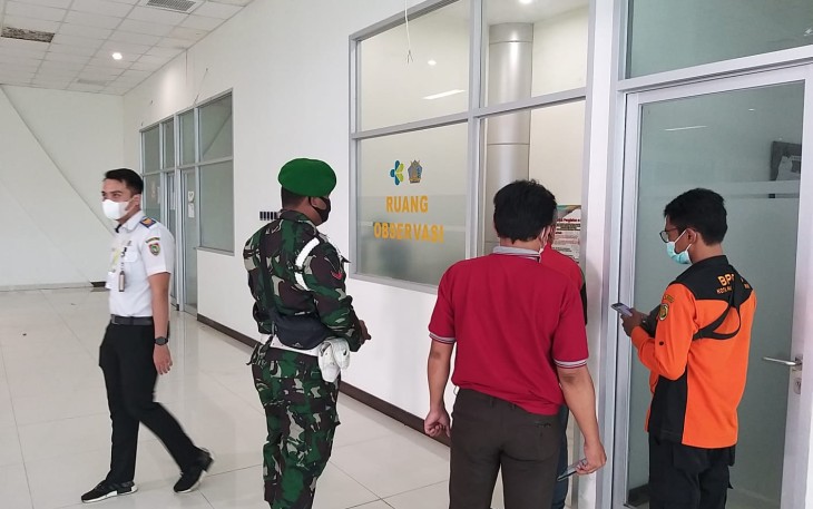 Personel Provost terus lakukan pengamanan dalam kelancaran uji swab antigen covid di bandara Tjilik Riwut