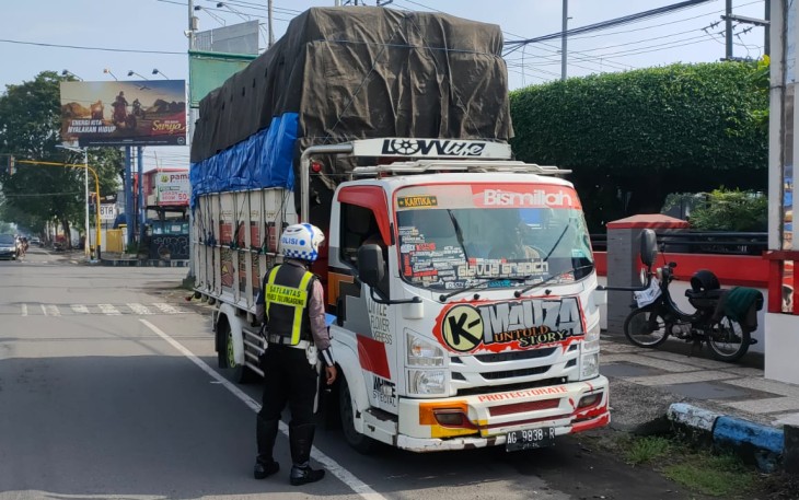 Kendaraan overload dan over dimensi (ODOL) ditilang petugas Polres Tulungagung