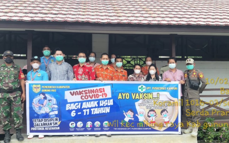 Babinsa Koramil 1016-03/Sepang, Serda Pransiska, kawal vaksinasi siswa - siswi SDN 2 Kampuri