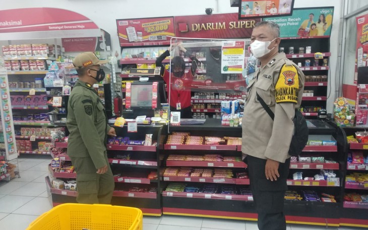Bhabinkamtibmas Pegandon, saat melakukan sosialisasi ke masyarakat