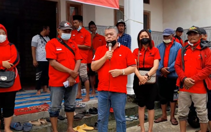 Ketua DPRD Jatim turun langsung bersama kader PDI-P Lamongan lakukan pengurukan genangan air di jalan Desa Ketapangtelu 