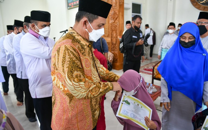 Gubernur Ansar, saat menyerahkan hadiah kepada santri pemenang lomba 