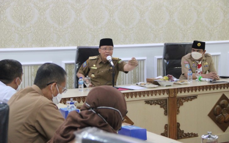 Gubernur Rohidin saat memimpin Rapat Pembahasan Progres Penataan Kawasan Wisata DDTS Bengkulu