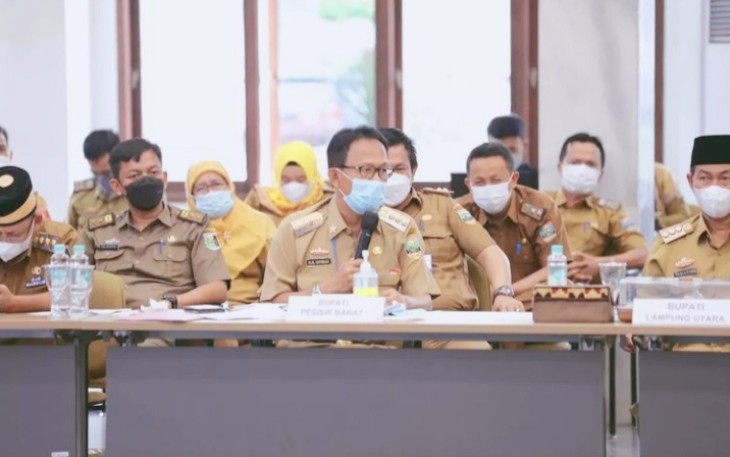 Bupati Pesisir Barat, Agus Istiqlal, saat menghadiri rapat penanganan Covid-19 varian Omicron, di Mahan Agung, Bandar Lampung