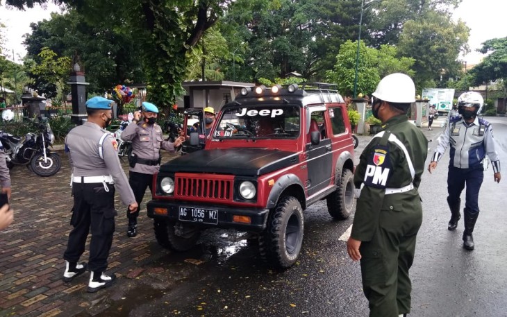 Operasi penertiban strobo dan sirine pada kendaraan pribadi, di Jl. RA.Kartini Tulungagung