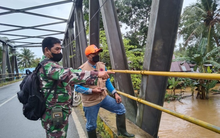 Antisipasi banjir, babinsa pantau aliran sungai