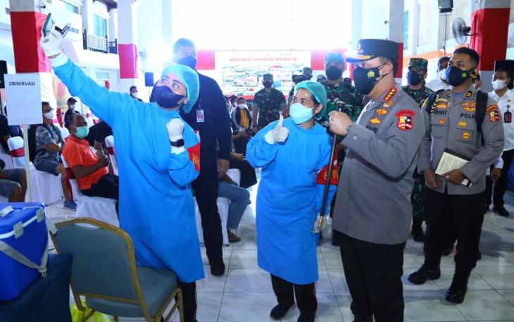 Kapolri Jenderal Listyo Sigit Prabowo, saat meninjau vaksinasi serentak di Bali