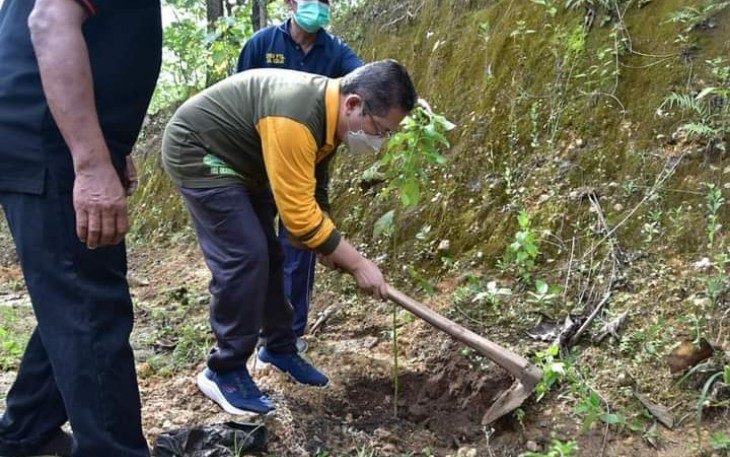 Pj Sekda Trenggalek, Dr. Andriyanto, saat menanam pohon Alpukat di Desa Kerjo Kecamatan Karangan, Trenggalek, Jum'at (18/2/2022) (Foto : Hardi Rangga, klikwarta.com)