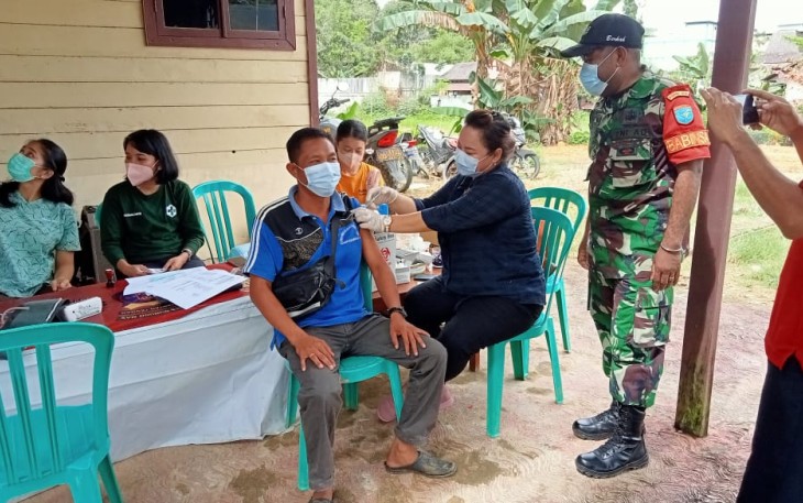 vaksinasi massal di halaman Koramil Kahut, Kabupaten Gunung Mas, Palangka Raya