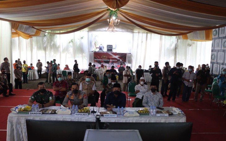 Forkopimda Tulungagung, saat mengikuti peninjauan vaksinasi serentak se-Indonesia, bersama Presiden RI, via Zoom Meeting