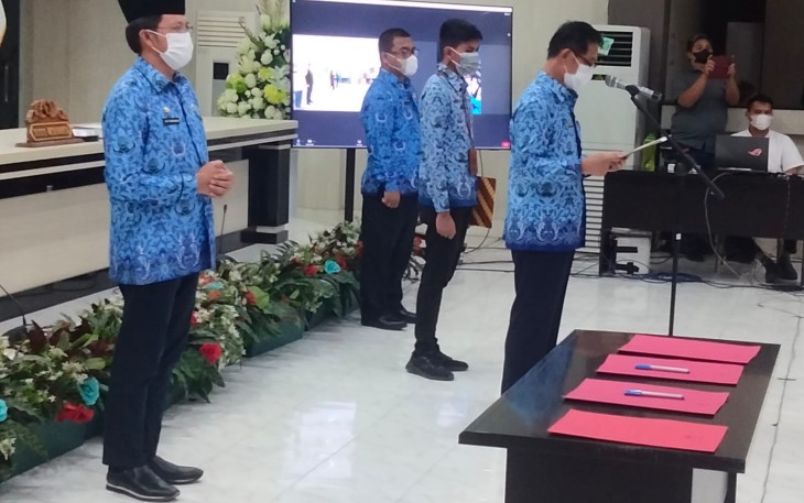 Pelantikan Tujuh Pejabat Pemkot Bitung, oleh Wakil Wali Kota, Hengky Honandar