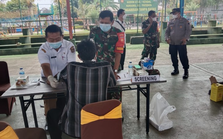 Kapolsek dan Danramil Patebon, saat memantau vaksinasi anak dan masyarakat umum di Puskesmas 2 Patebon dan Agro Wisata Tirto Arum