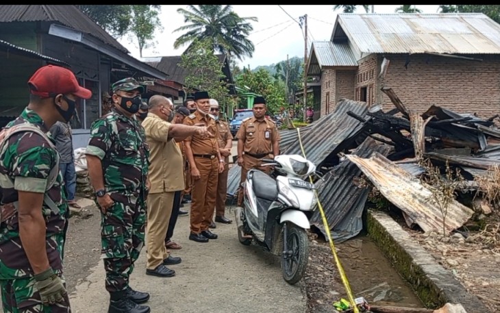Wakil Bupati Pasaman, Sabar, AS saat meninjau lokasi kebakaran 