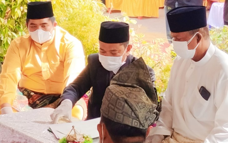 Plt Bupati Bintan, Roby Kurniawan, saat menjadi saksi pernikahan warga Lancang Kuning