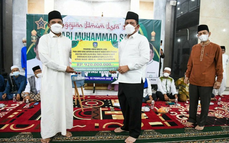 Penyerahan bantuan dana hibah untuk pembangunan Masjid besar Al-Uswah Tanjungpinang, oleh Gubernur Kepri