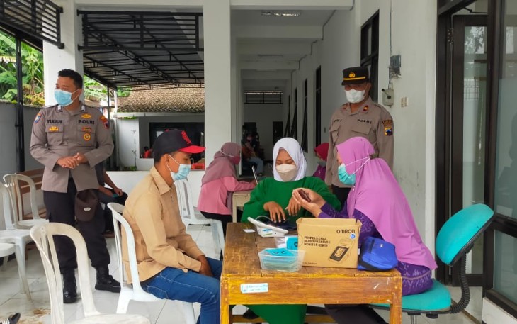 Polsek Sukorejo, Kendal, saat monitoring pelaksanaan vaksinasi di Puskesmas Sukorejo
