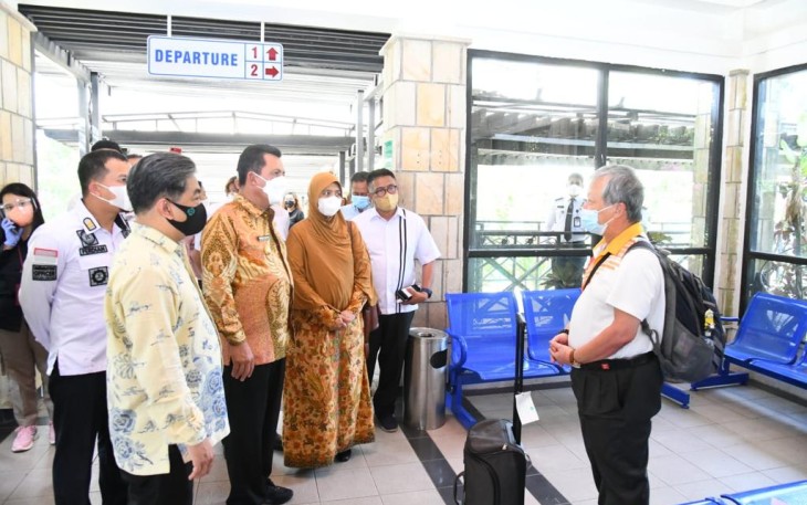 Gubernur Kepri, H.Ansar Ahmad, saat menyambut kedatangan perdana wisatawan dari Singapura