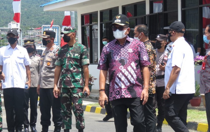 Wali Kota Bitung, Maurits Mantiri, mengenakan baju batik saat mengecek lokasi yang akan dikunjungi Presiden Jokowi