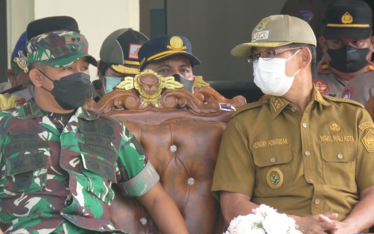 Wakil Wali Kota Bitung, saat menghadiri apel gelar pasukan Ops Samrat 2022, bersama Dandim 1310/Bitung