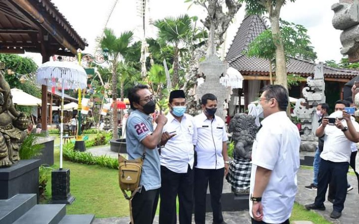 Pj Sekda Trenggalek, saat mengunjungi Cafe PHD Edu-Farm bernuansa alam Pulau Dewata Bali, di Desa Malasan, Durenan, Rabu (2/3/2022) (Foto : Hardi Rangga, klikwarta.com).
