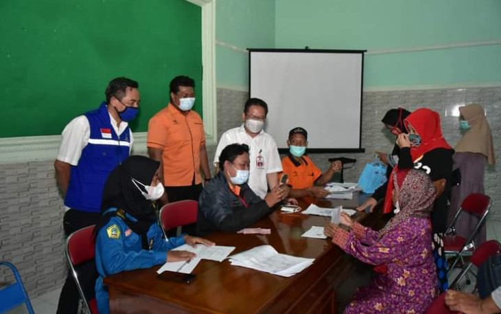 Plt Kepala Dinas Sosial dan PPPA Kabupaten Trenggalek, saat mendampingi Pj Sekda tinjau penyaluran Bansos Pangan, di Desa Sambirejo, Trenggalek