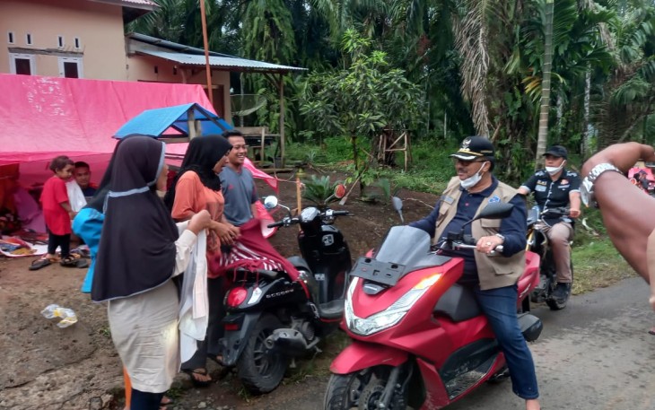 Dengan menggunakan motor matic, Bupati Pasaman, Benny Utama, saban hari tinjau langsung keadaan warga Malampah
